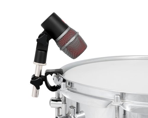 Člověk se sluchátky jedoucí v městské hromadné dopravě