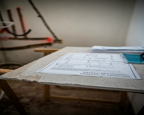 Detail pracovního stolu s kávou a poznámkovým blokem